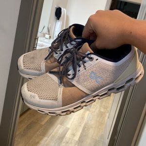 ON CLOUD RUNNING SHOES size 8.5
